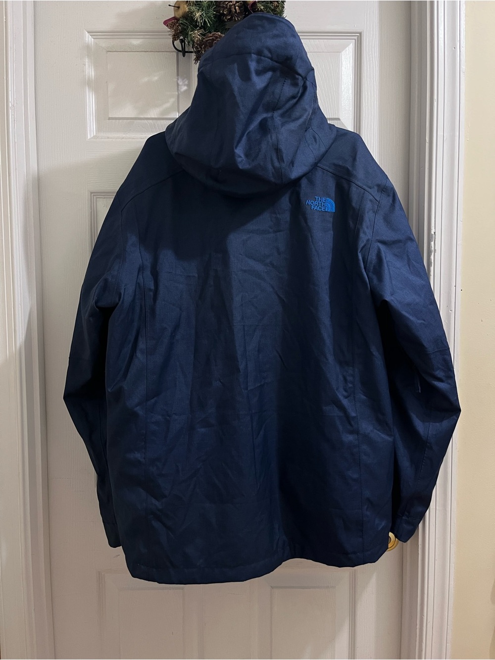 Northface Tri-Climate
Hy-Vent/Thermoball
Waterproof
Hooded Jacket
Size XL Men - Picture 16 of 16